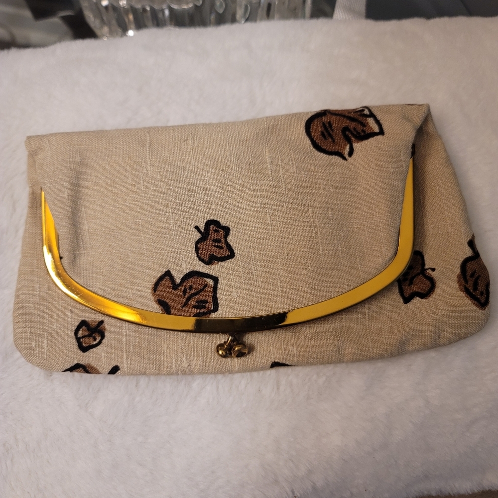 Vintage Mel-Ton Purse Kisslock Clutch Flower Detail, Gold Trim